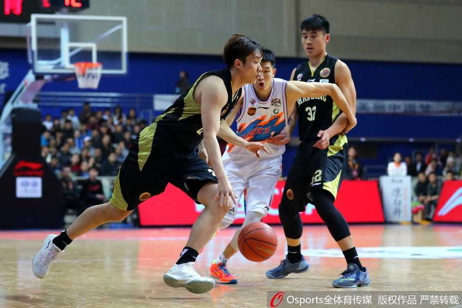 明纳拉斯外线接球后果断出手，篮球划过一道美丽的弧线，空心入筐，他用一场37分的表现证明了自己是弗神身边最得力的火枪手。