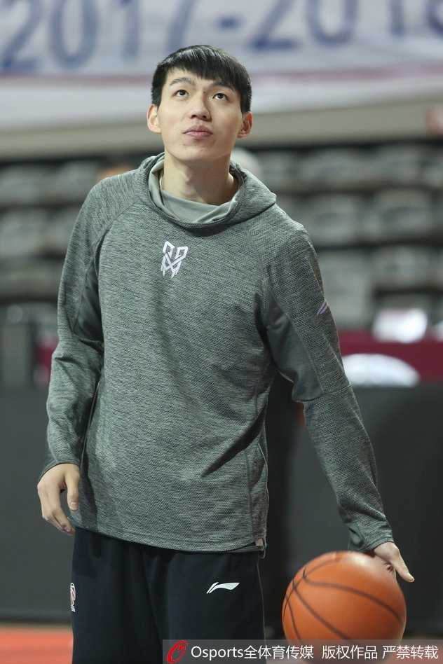 吴前眼神如炬，在三分线外从容起跳，皮球划出完美弧线应声入网，场边队友的目光紧紧追随。