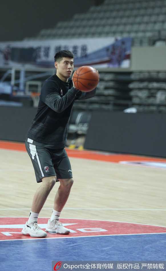 威姆斯运球疾速推进，如同银色闪电撕破防线，他的眼神坚定地望向前场，寻找着致命一传的机会。