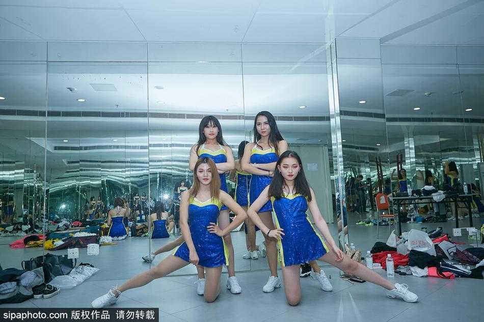 收官造型排练，队员们分列两侧纵身跃起，金黄色花球如麦浪翻涌，在午后光线的映衬下洋溢着青春的无限活力