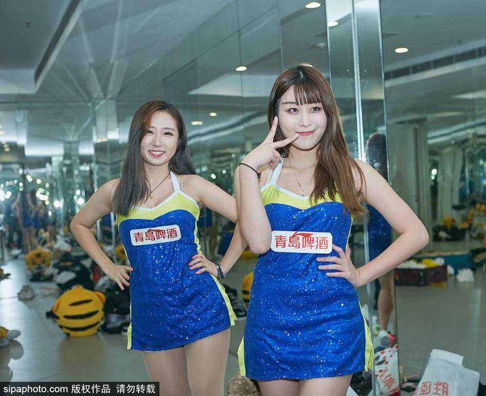 领舞者挥动金色花球划出耀眼弧线，身后队友随之跃起，一瞬间的爆发力在镜头中定格成充满张力的剪影