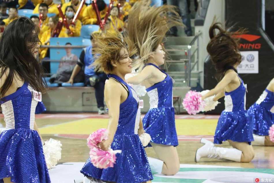 伴随着动感的音乐节拍，啦啦宝贝们高高跃起，手中的花球在空中划出完美的弧线，青春的活力在这一刻尽情绽放。