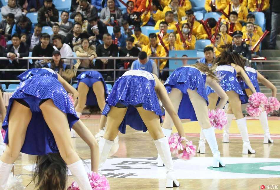 演出结束后，啦啦宝贝们聚在一起留下青春的合影，她们身后的球场记录着当晚的激战，而她们的笑脸则记录着属于CBA的另一种精彩。