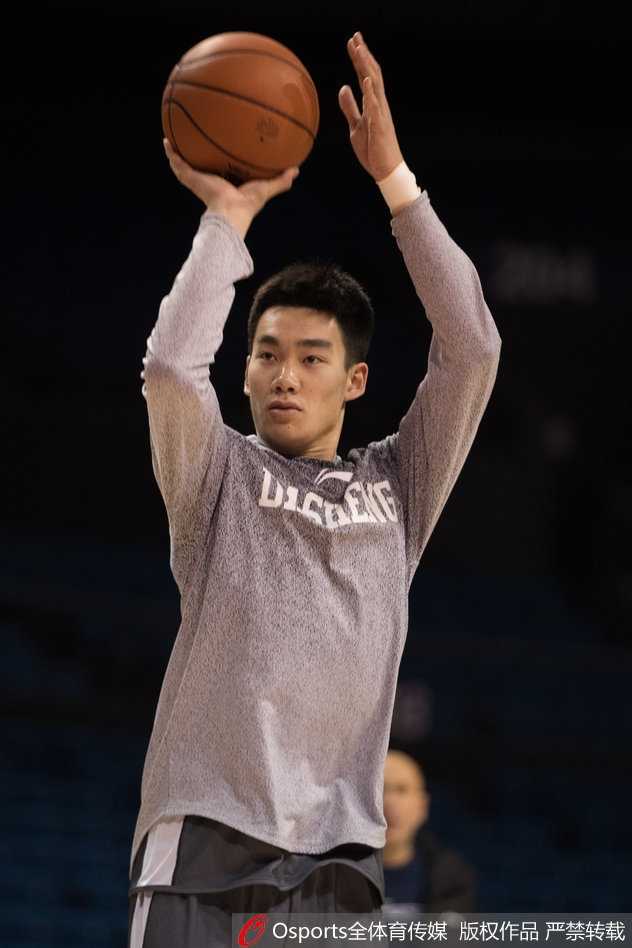 训练结束后的拉伸放松，队员们肩并肩围坐在一起，虽然身体疲惫，但团结一心的氛围让这个寒冷的冬夜充满温暖。