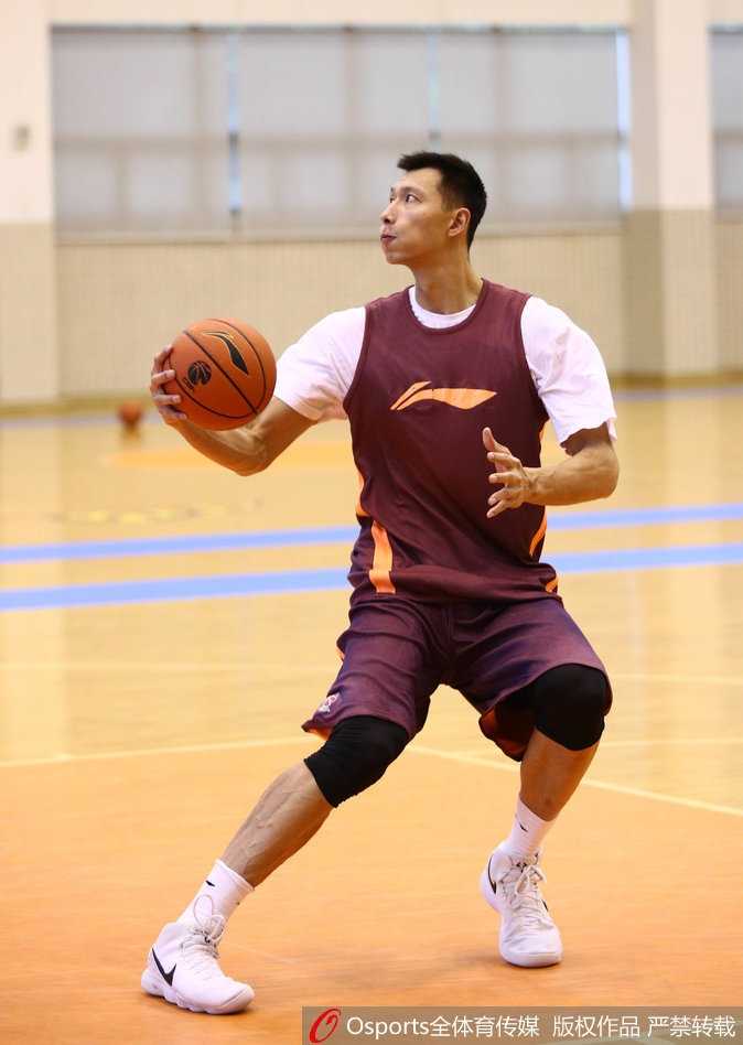 年轻后卫胡明轩眼神清澈而坚定，他快速运球穿越障碍，灵动的身姿预示着广东后场的未来潜力。