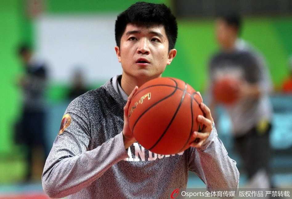 南京同曦外援希克森赛前热身暴扣，双手挂框霸气十足，欲在主场捍卫内线荣耀