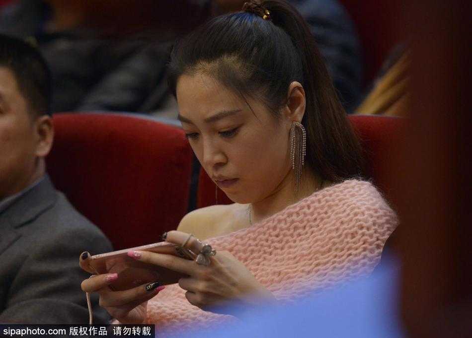 面对广厦队福特森的疯狂追分，这位眼神坚定的美女球迷紧咬嘴唇，虽然神情紧张，但依然高举着加油的手势，与球队并肩作战。