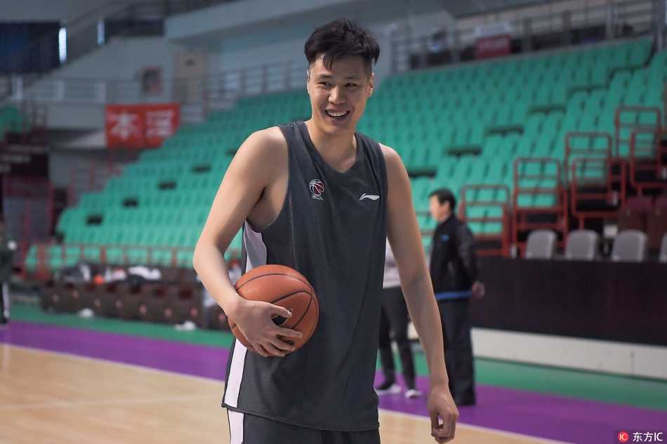 外援哈德森在训练间隙调整护具，眼神中透着一股杀手的冷峻，这位总决赛MVP在那一年的故事，正是从这样日复一日的苦练开始写起。