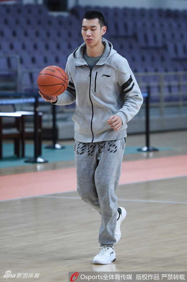 北控外援兰多夫在八一队员的围堵下强行上篮，肌肉的碰撞和飞溅的汗水仿佛穿透了屏幕，诉说着比赛的惨烈。