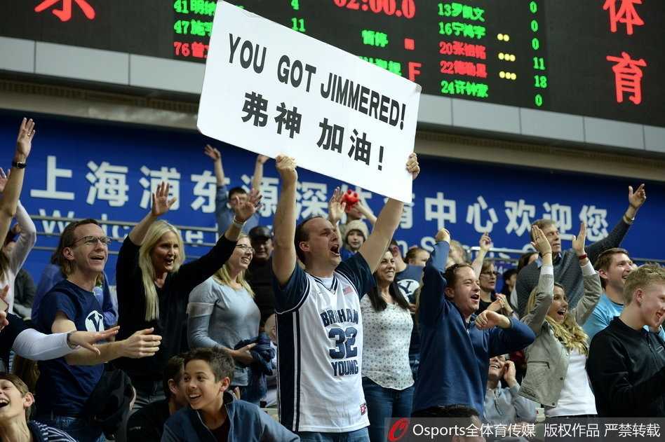 进球后球员激情滑跪庆祝，身后留下一道草痕，队友们飞奔而来拥抱在一起，场面热烈感人。