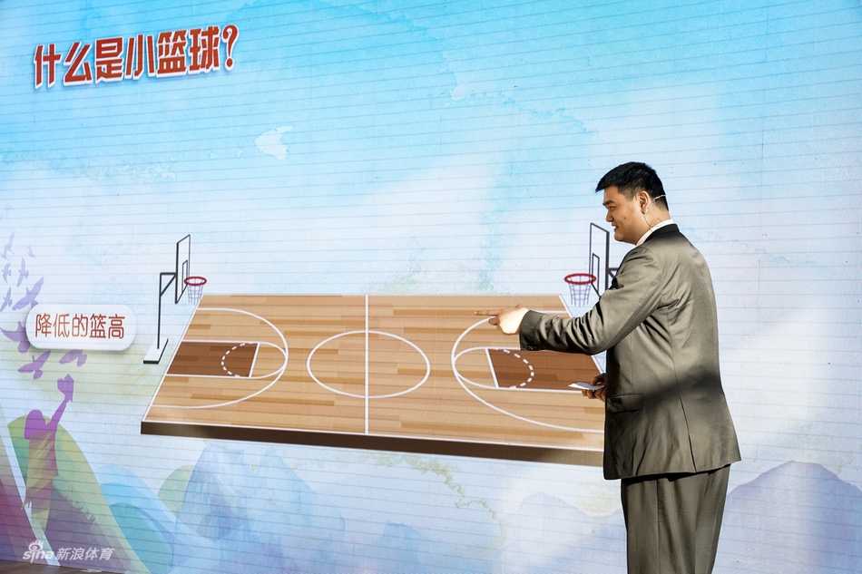 在挂满彩色气球的小篮球场上，一群小学生正进行着激烈的比赛，一名身穿白色球衣的男孩正运球突破，动作有模有样。