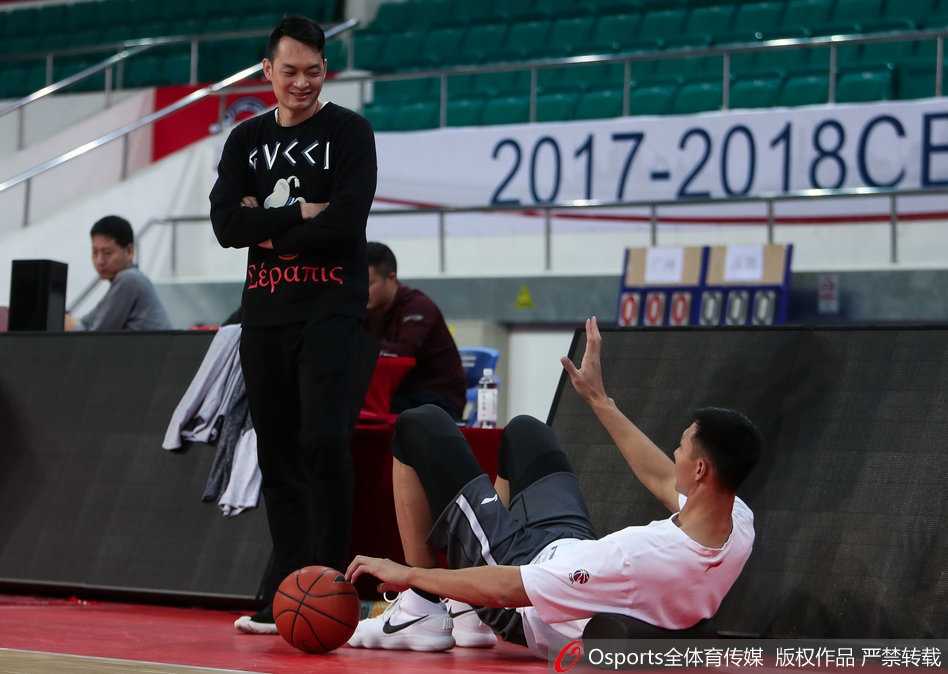 助理教练正在为内线球员尼克尔森进行防守特训，提升防守移动速度以应对广州队灵活的内线组合。