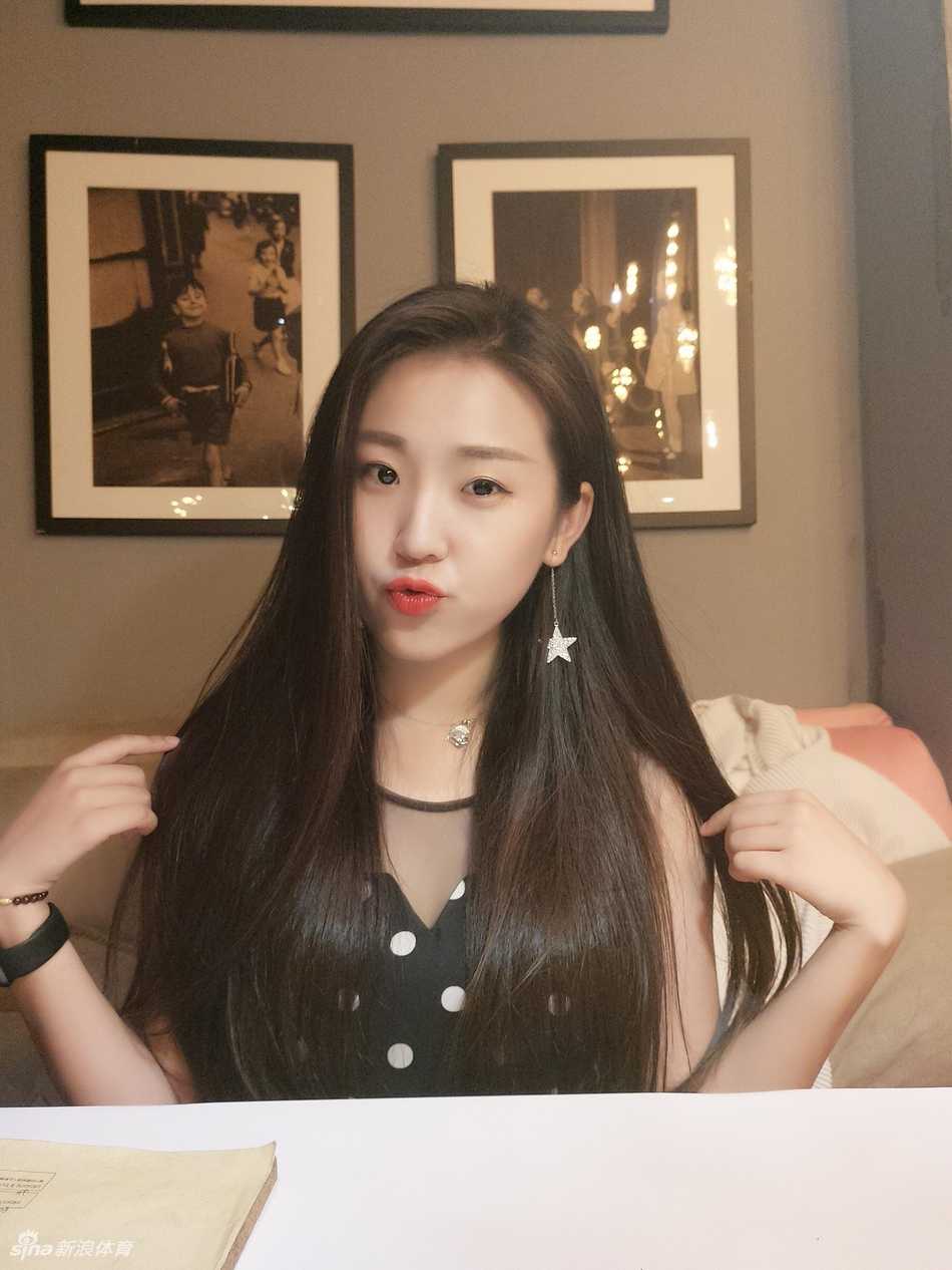 卷卷在户外阳光下回眸，清新气质宛若邻家女孩