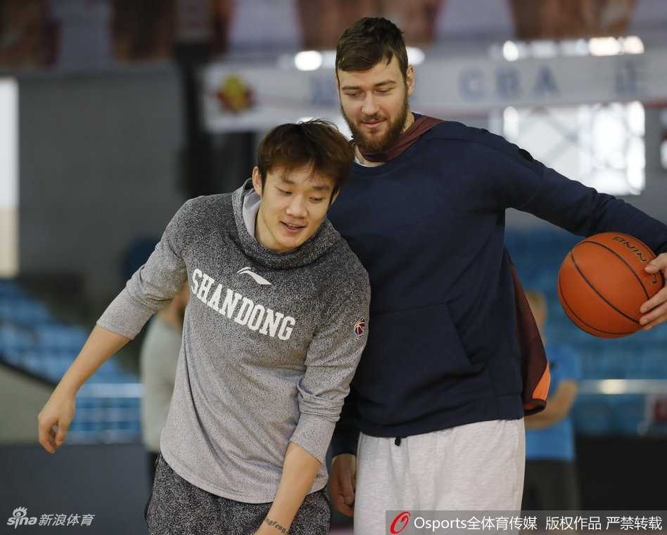 训练间隙丁彦雨航搞怪抢镜，与身旁的队友潘宁打闹在一起，气氛轻松愉快