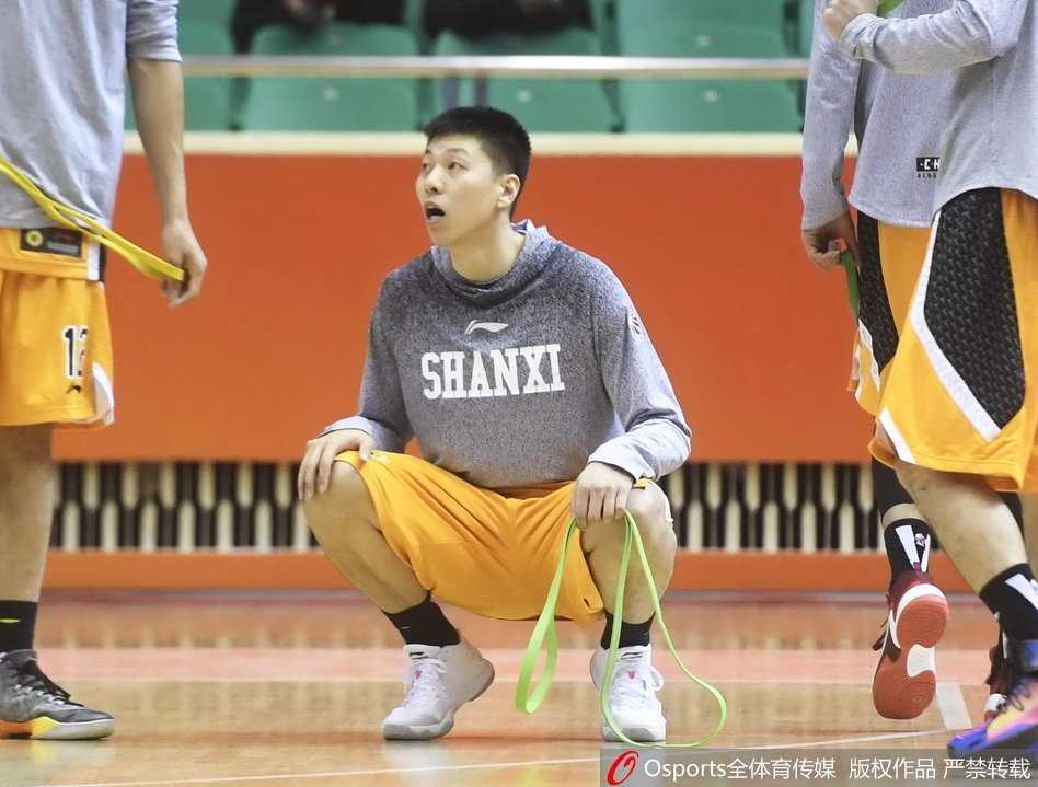 丁彦雨航与队友打闹成一团，他像个小猴子一样挂在队友身上，脸上洋溢着孩子般纯真的笑容