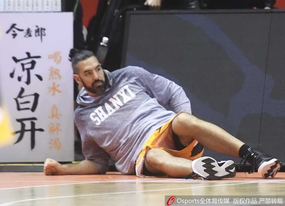 最后集结时，丁彦雨航故意站得歪歪扭扭，还冲着镜头竖起剪刀手，把原本严肃的赛前全家福变成了喜剧大合照