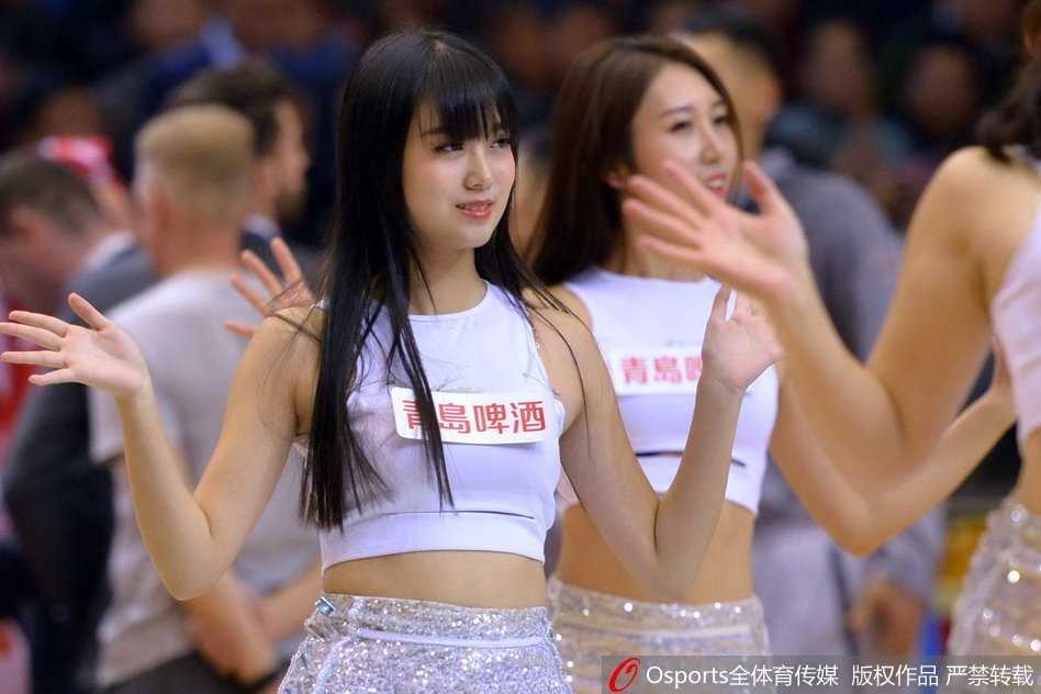 伴随着劲爆音乐，篮球宝贝们整齐划一地舞动，充满青春活力的身姿成为赛场焦点