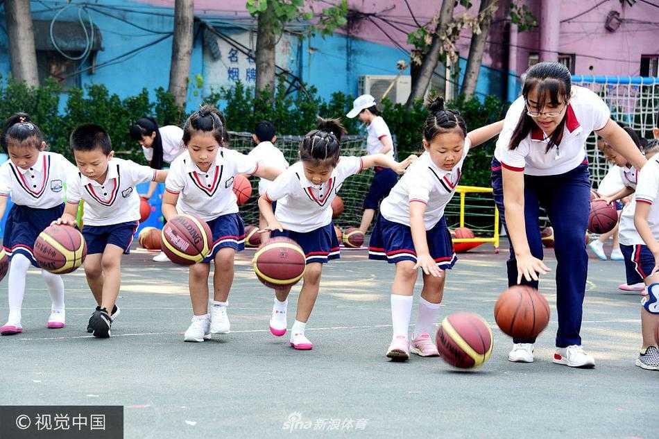 阳光下，一个小女孩正全神贯注地左右手交替拍球，篮球在她掌心下如同跳跃的精灵，她的小脸蛋上洋溢着专注与快乐，仿佛在说‘我能行’。