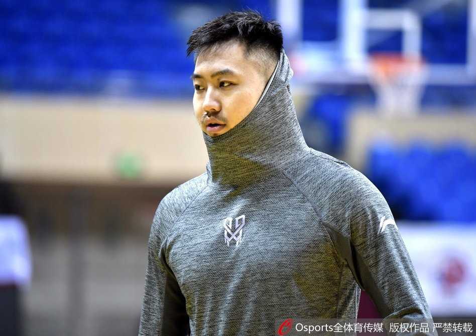 老将张庆鹏在三分线外展现百步穿杨绝技，他手起刀落篮球应声入网，休赛期的苦练让他的外线火力成为球队秘密武器