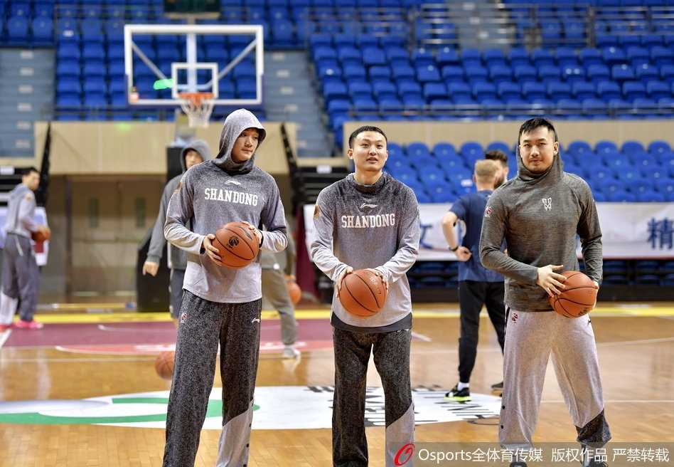 丁彦雨航与睢冉这对黄金搭档在训练间隙轻松互动，两人进行投篮比试，小丁出手后目光紧紧追随篮球轨迹