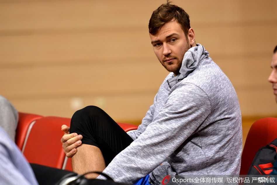 全队进行高强度战术合练，球员们球衣湿透积极跑动，主教练凯撒在场边大声指挥战术，整个球馆激荡着季后赛的战斗号角