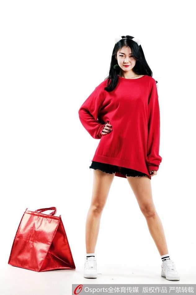 周晓彤身披山东队战袍，手托篮球，眼神坚定而温柔，仿佛在向赛场宣告：这里也是我们的舞台。