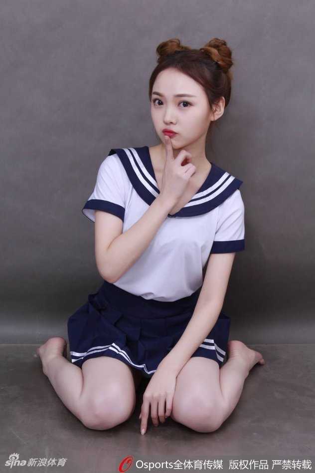 女孩双手抱着篮球，长发披肩，站在校园操场上露出治愈系的甜美笑容