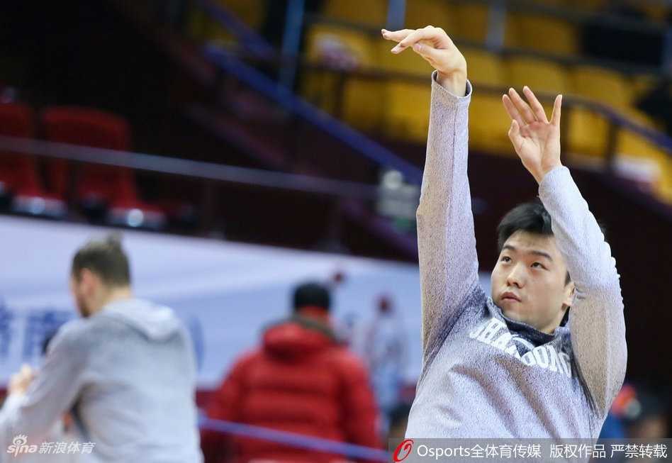 丁彦雨航神情放松，在训练中单腿支撑完成投篮，展现出极佳的手感和轻松心态。