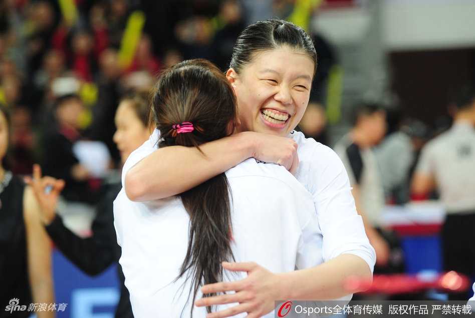 山西队后卫宋柯昕在广东队多人包夹防守下，依然毫无畏惧地持球强行突破上篮，动作舒展且充满力量