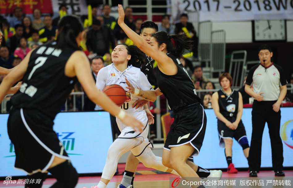 山西队强力外援布朗在内线卡位要球，面对广东队中锋的贴身防守，她利用强壮的身体优势牢牢占据有利位置