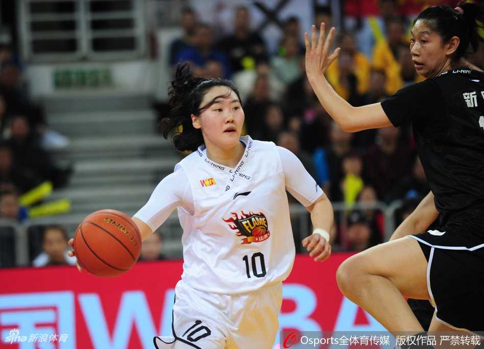 比赛结束哨声吹响的瞬间，山西队球员们激动地拥抱在一起，庆祝横扫对手晋级总决赛这一难忘的时刻