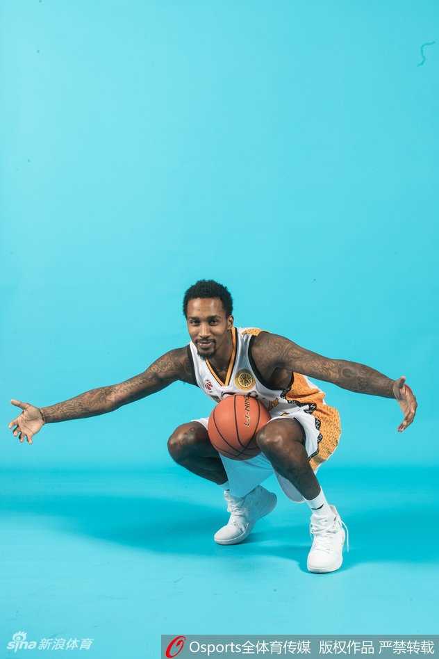 路易斯·斯科拉在镜头前展示了什么叫作“内线肌肉丛林”，他双臂环抱胸前，粗壮的手臂肌肉线条如同雕刻一般，面对镜头露出沉稳而霸气的微笑，被球迷戏称为“麒麟臂”的身材依旧保持得如铁打一般。