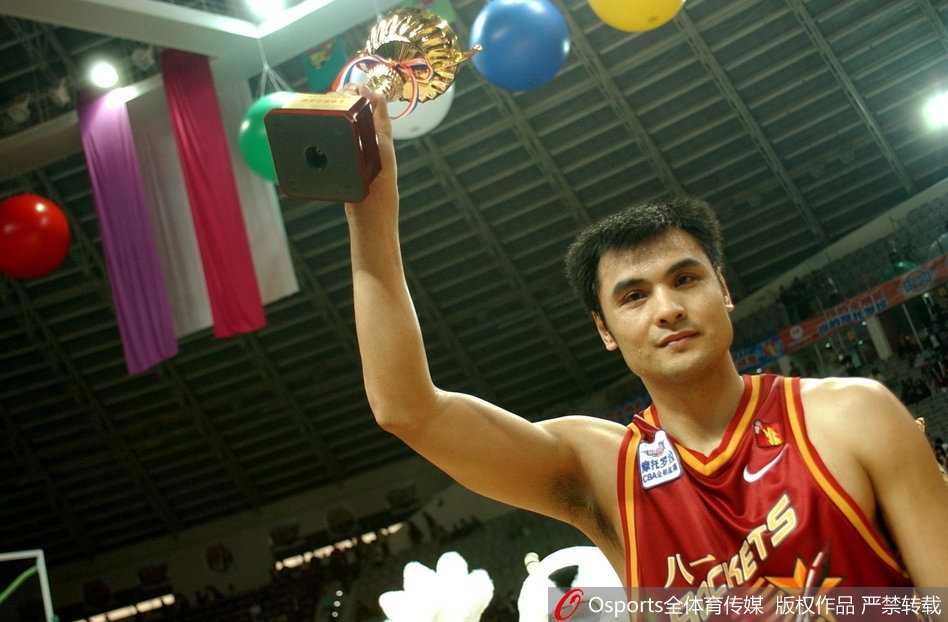 战神刘玉栋手擎MVP奖杯，目光如炬，象征八一铁军的铮铮傲骨。