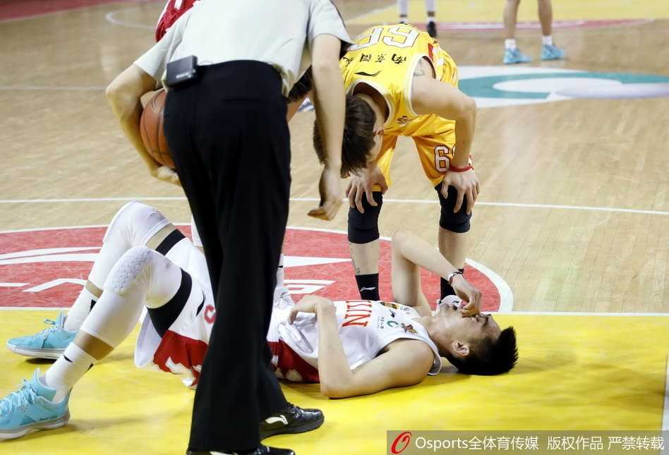 终场哨响，虽然球队失利，但崔晋铭带着脸上的伤痕向球迷鼓掌致谢，全场观众报以最热烈的掌声回应这位英雄。