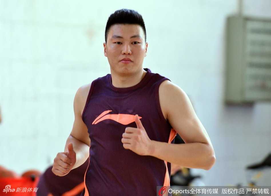 阿不都沙拉木在低位背身要球，他凭借灵活的脚步晃开防守，动作一气呵成，这位新星正努力扛起球队内线的大旗。