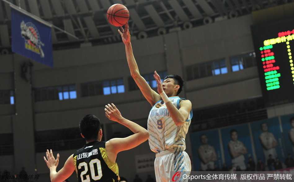 李根在严防下强行突破，身体在空中对抗后失去平衡，但依然用指尖将球挑进篮筐，展现顶级锋线杀伤力。