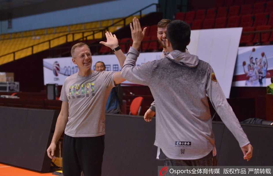 莫泰尤纳斯在训练中为丁彦雨航送出妙传，两位新老搭档的默契正在快速升温，预示着山东男篮强大的攻击力。