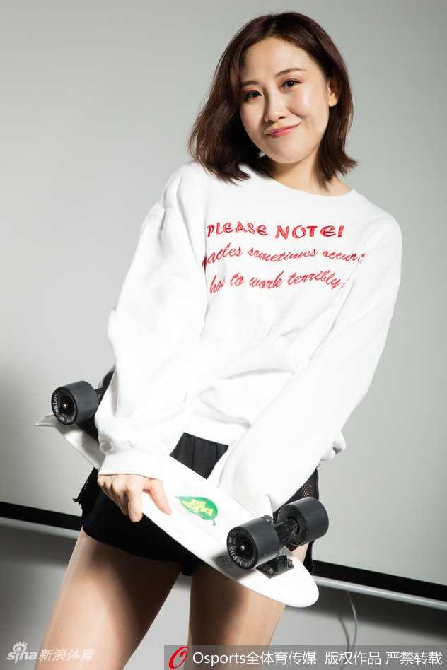 更衣室储物柜前，宝贝怀抱篮球歪头甜笑，干净的气质里藏着对赛场最纯粹的向往。