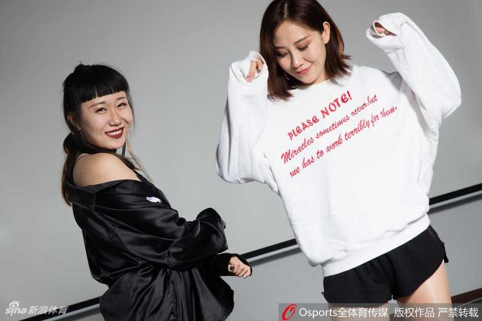 训练间隙，宝贝单手托腮，眼中闪烁着对未来的憧憬，青春的面庞上写满不服输的倔强。