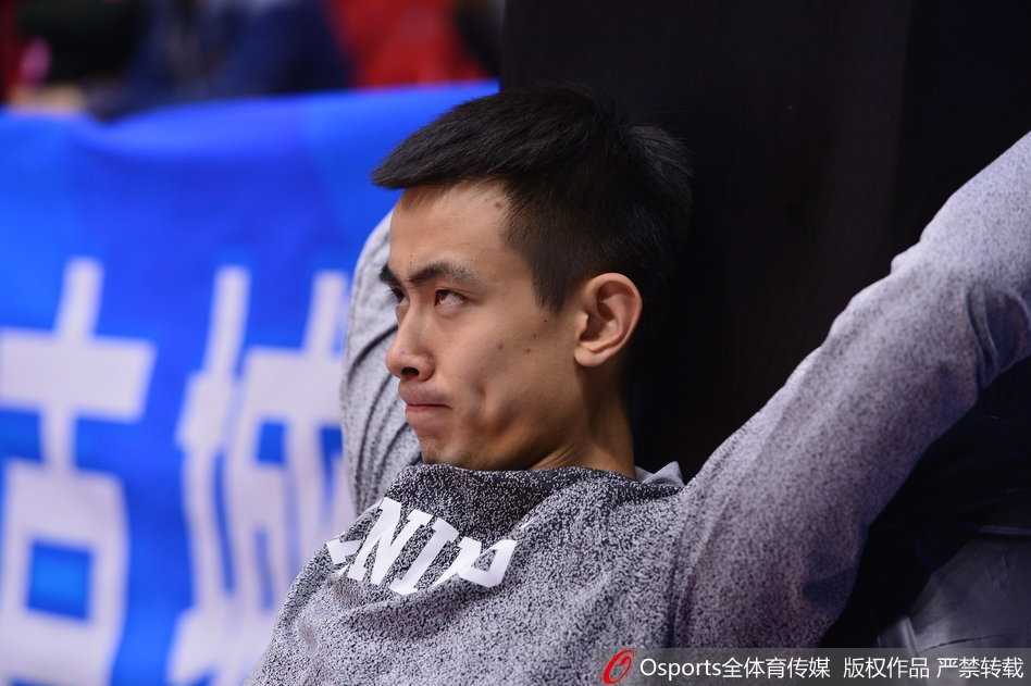 新疆核心亚当斯在进行运球练习，篮球在他的指尖灵动跳跃，这位上赛季的总决赛MVP正试图用个人能力引领球队走出内线缺人的困境。