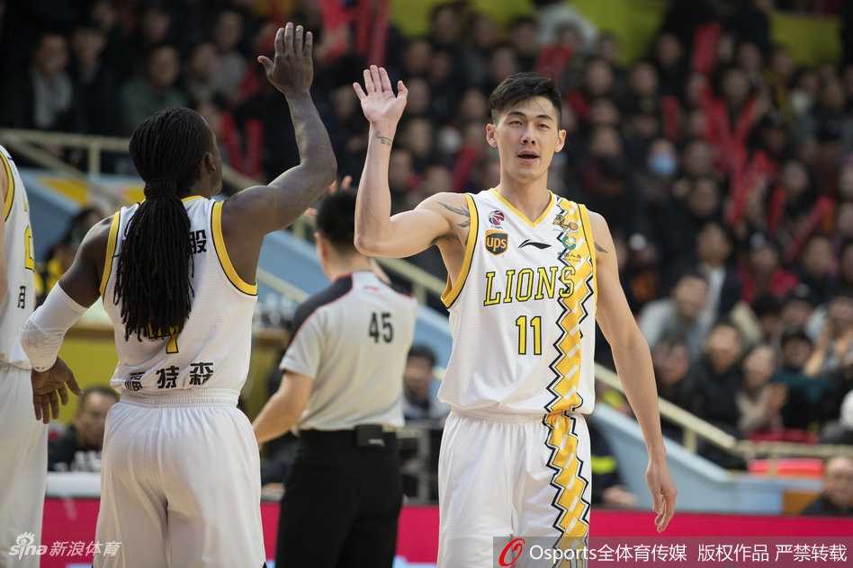 丁彦雨航持球强行突破，面对广厦队两人包夹防守，依然毫无畏惧地起跳上篮，身体在空中完全舒展。