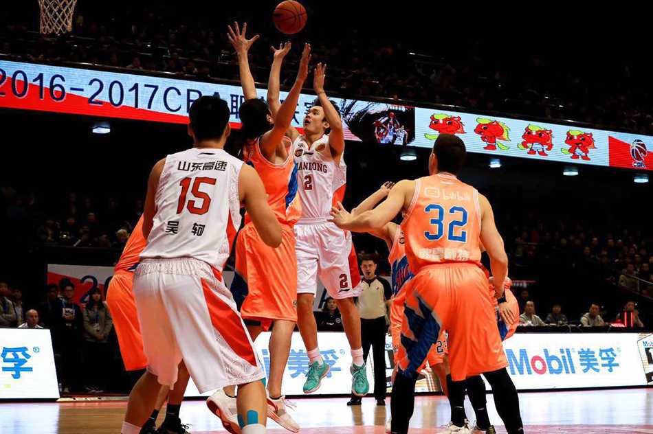 丁彦雨航眼神凌厉，持球如利刃出鞘般强行突破重围，防守者只能望其项背。