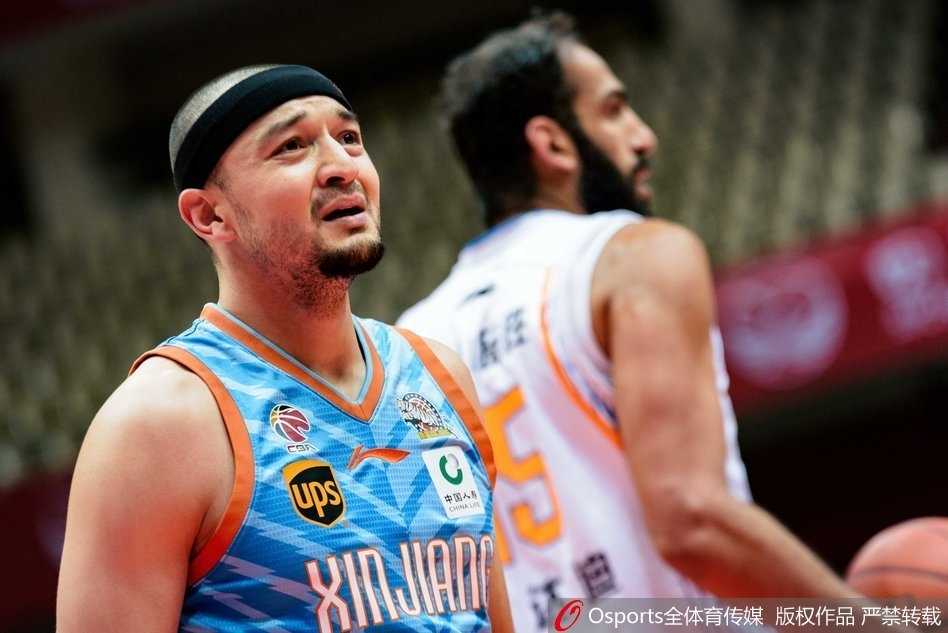 新疆外援亚当斯面对防守强行干拔三分，球在空中划出优美弧线，这是他本场疯狂砍下42分的一个缩影。