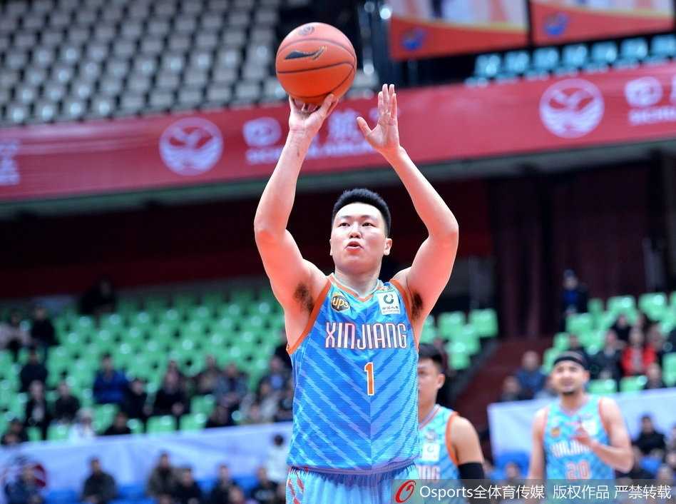 刘炜面对比自己年轻的防守者，冷静地运球组织进攻，他的经验是四川队本场能够稳住阵脚的关键。