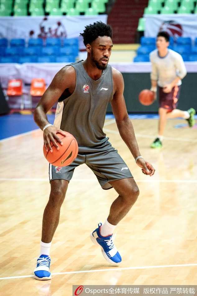 四川队外援富兰克林在训练中寻找手感，他与哈达迪的“哈林组合”仍在磨合之中。