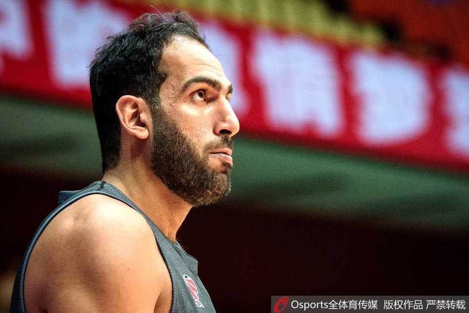 四川队全体球员在训练场上集结，老将新秀并肩作战，共同为球队的荣誉而努力。