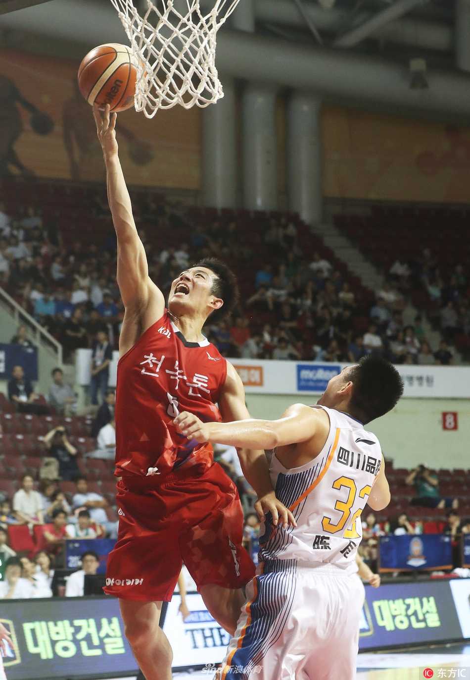 主教练杨学增在场边激情指挥，他张开双臂向场内队员传达战术指令，脸上的汗水见证了这场紧张激烈比赛的胶着