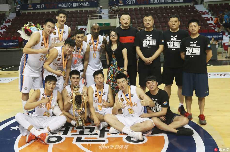 赛后四川品胜男篮全队在更衣室内合影，大家手拉着手，将冠军奖杯簇拥在中央，香槟泡沫飞溅，记录下这个属于四川篮球的荣耀夜晚