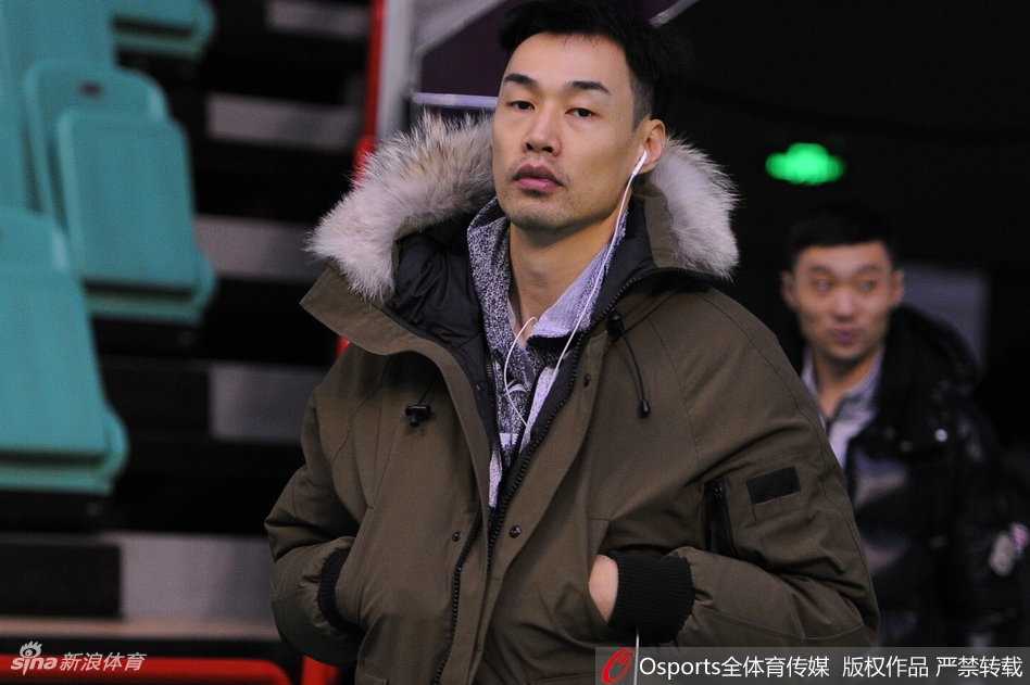 四川队外援富兰克林在训练中目光如炬，他运球穿越全场，仿佛要将所有的力量都凝聚在即将到来的对决中，用汗水点燃胜利的希望。