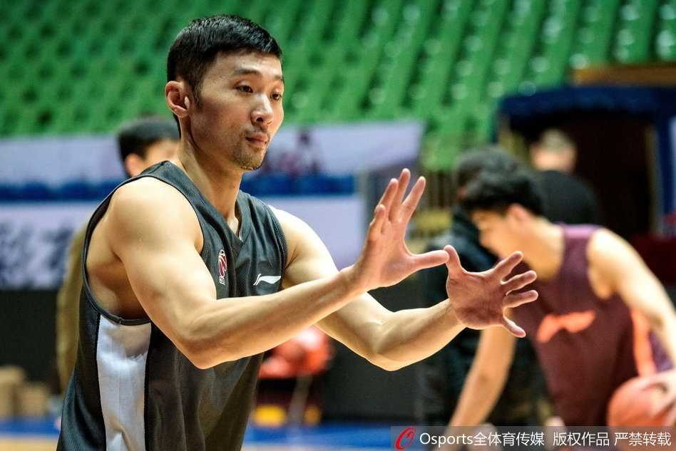 吴楠在投篮练习中高高跃起，身体在空中完全舒展，背后的纹身仿佛也随之延展，展示出篮球运动的力量与美感